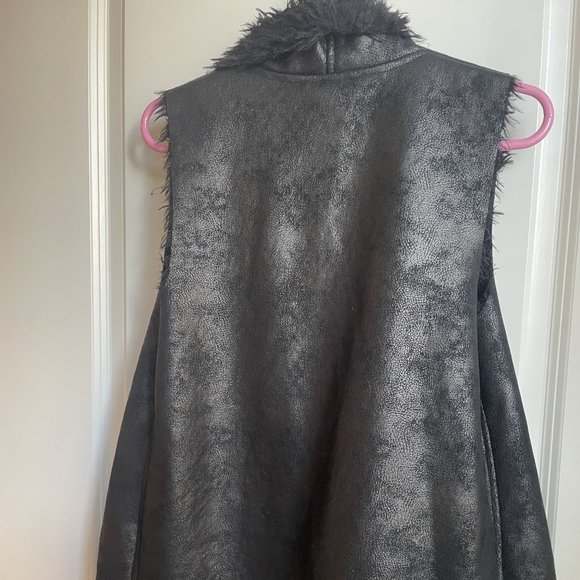 Design Lab By L&T Black Faux Shearling Vest - Picture 3 of 3